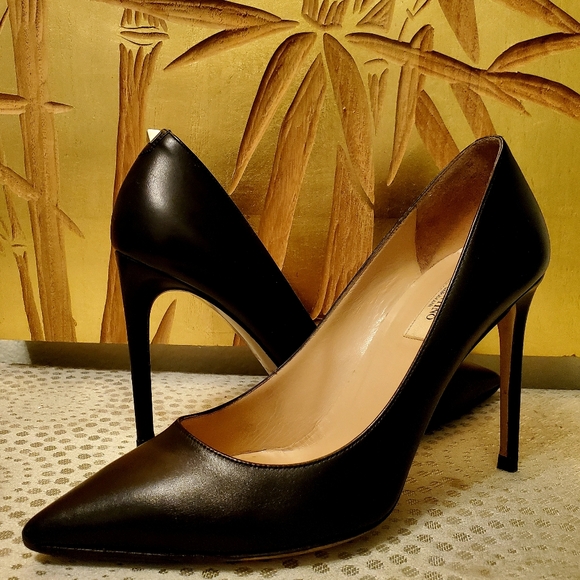 Valentino Garavani Rockstud Black Leather Pumps - Picture 13 of 13